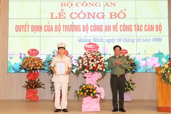 Thượng tá Trần Xuân Ánh trao quyết định điều động và bổ nhiệm Trung tá Mai Thế Quang giữ chức vụ Phó Giám đốc Công an tỉnh Quảng Ninh. Ảnh: Báo Quảng Ninh