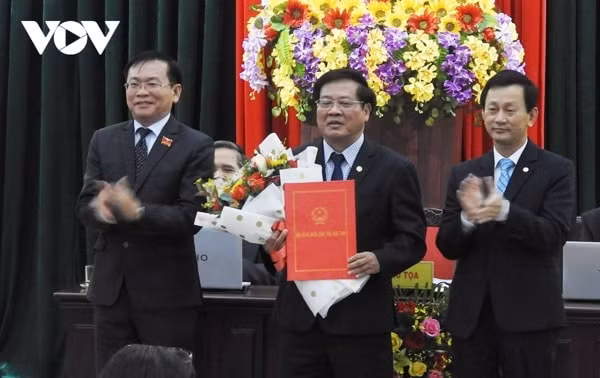 Ông Lê Ngọc Tuấn (giữa) được bầu giữ chức Chủ tịch UBND tỉnh Kon Tum. Ảnh: VOV