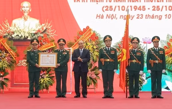 Thủ tướng trao Huân chương Bảo vệ Tổ quốc cho lãnh đạo Tổng cục II