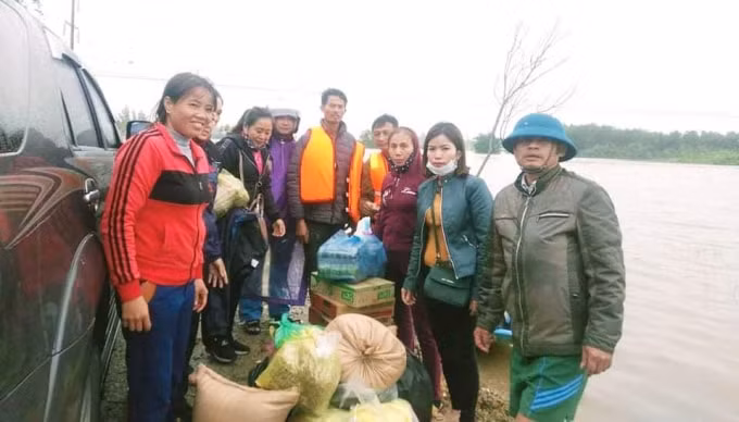 Những tấm lòng thơm thảo được chuyển đến tay người dân huyện Cẩm Xuyên bị lũ lụt