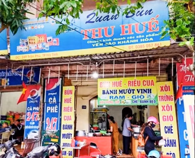 Bức xúc trước việc bị chặt chém, đoàn từ thiện đã chụp hình ảnh quán bún và thông tin để phản ánh lên facebook.