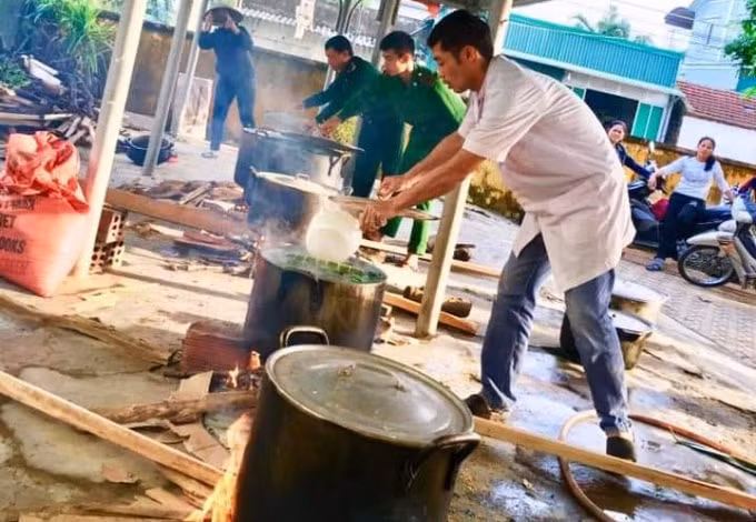 Những chiếc bánh chưng ấm tình ngày lũ để kịp gửi vào ủng hộ đồng bào vùng lũ.