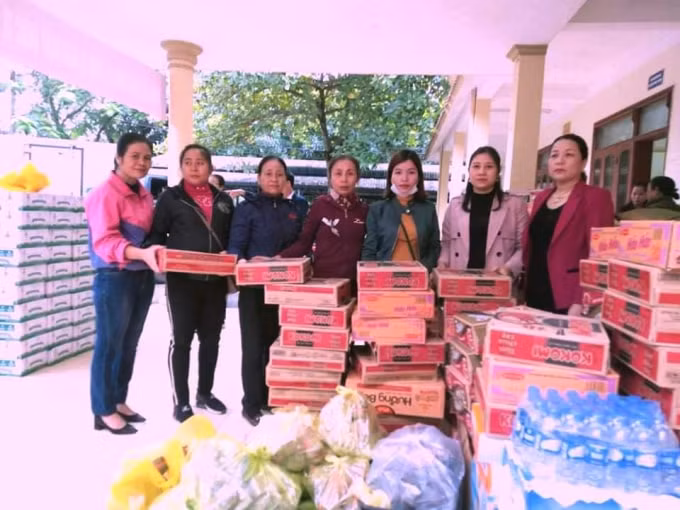 Hội LHPN huyện Nghi Xuân chuẩn bị hàng cứu trợ để tổ chức đi trao tặng cho người dân chịu thiệt hại do lũ lụt