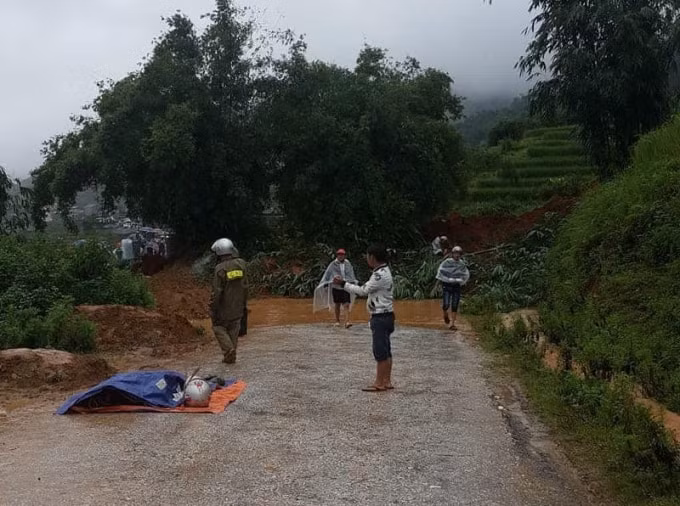 Tiếp đó vào ngày 5/8/2019, một người đàn ông tại Sa Pa khi di chuyển qua Km 10 Tỉnh lộ 152 (địa phận xã Hầu Thào) đã bị đất đá sạt lở vùi lấp dẫn đến tử vong.