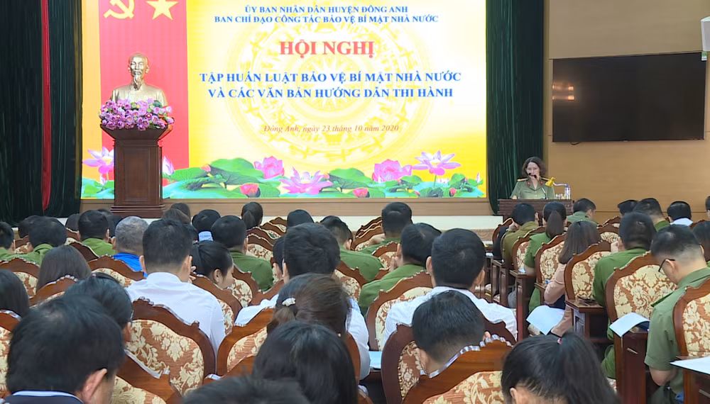 Thượng tá Đặng Hồng Nhung - Phó Trưởng phòng Cục An ninh Chính trị nội bộ tham dự buổi tập huấn và truyền đạt kiến thức cho các đại biểu tham dự hội nghị. Ảnh: donganh.hanoi.gov.vn