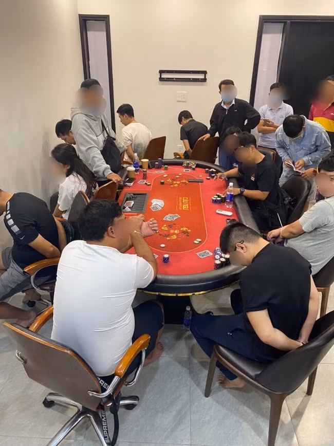 Các đối tượng tham gia ván bài Poker bị bắt giữ. Ảnh: danviet.vn