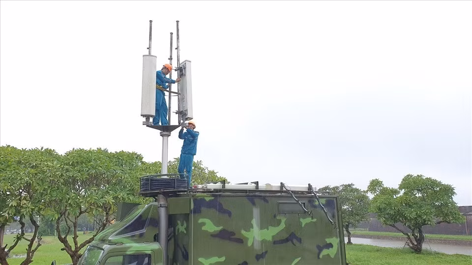 Nhiều cán bộ lỹ thuật Viettel tham gia duy trì và ứng cứu thông tin tại miền Trung. Ảnh: Viettel