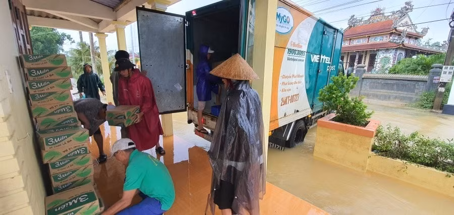 Viettel Post vận chuyển miễn phí nhu yếu phẩm tới miền Trung. Ảnh: Viettel Post
