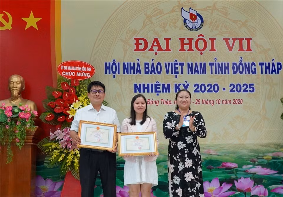 Bà Lê Thị Kim Loan - Ủy viên Ban Thường vụ, Trưởng Ban Tuyên giáo Tỉnh ủy Đồng Tháp trao giải cho phóng viên đạt giải Nhất Giải báo chí tỉnh Đồng Tháp. Ảnh: Ngân Nguyễn
