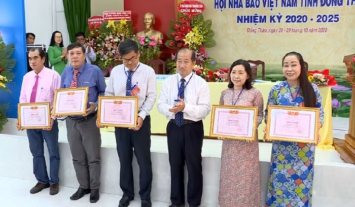 Các cán bộ hội viên nhận Bằng khen của UBND tỉnh về thành tích trong nghiệp vụ và công tác Hội nhiệm kỳ qua. Ảnh: THĐT