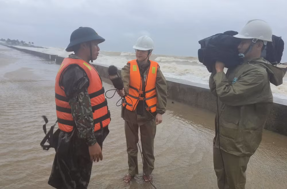 BTV Vân Trang, quay phim Nguyễn Hưng và ê - kíp đã dậy từ rất sớm đến khu vực phường Cửa Đại, TP Hội An, tỉnh Quảng Nam để thông tin về tình hình cơn bão số 9. Mọi hình ảnh đều được cập nhật và truyền hình trực tiếp trên kênh VTC14.