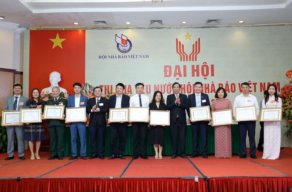 Đồng chí Chủ tịch HNBVN Thuận Hữu và đồng chí Nguyễn Hữu Dũng, Phó Chủ tịch Ủy ban MTTQVN trao bằng khen cho các cá nhân, tập thể vì đã có thành tích xuất sắc trong phong trào thi đua yêu nước giai đoạn 2015 -2020. Ảnh: Sơn Hải.