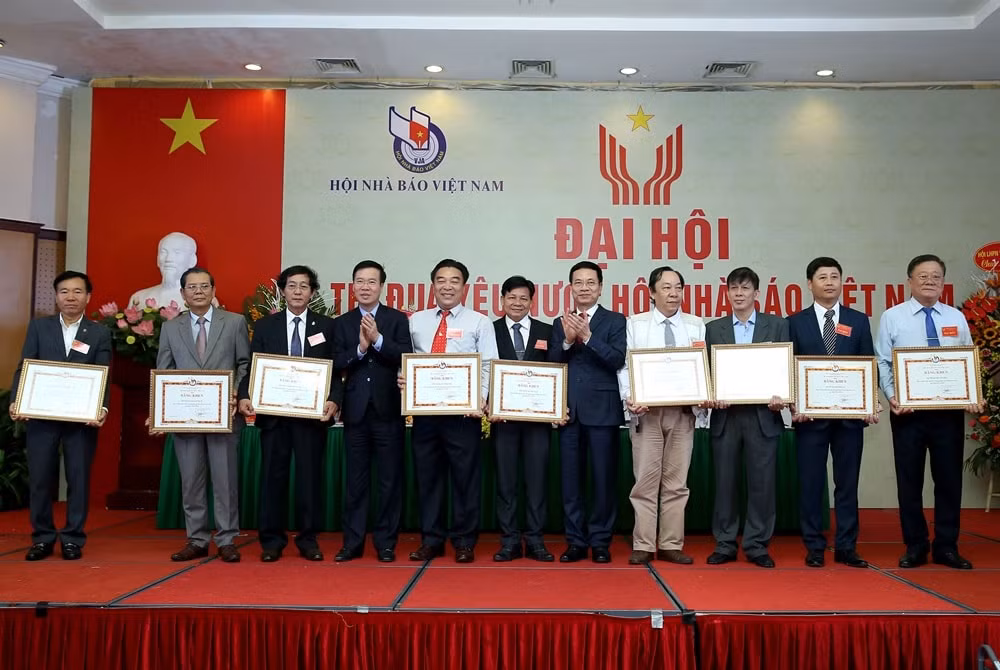 Đồng chí Võ Văn Thưởng Ủy viên Bộ Chính trị, Bí thư Trung Ương Đảng, Trưởng ban Tuyên giáo Trung ương và đồng chí Bộ trưởng Bộ TT&TT Nguyễn Mạnh Hùng trao bằng khen cho các tập thể cá nhân “Đã có thành tích xuất sắc trong phong trào Thi đua yêu nước trong 5 năm 2015 - 2020”. Ảnh: Sơn Hải
