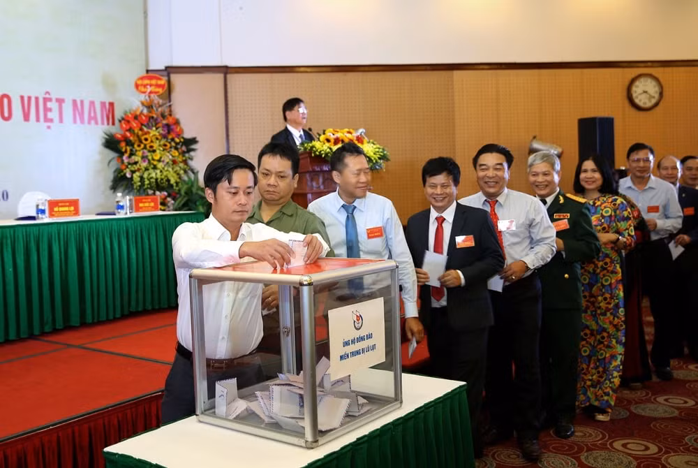 Các đại biểu quyên góp ủng hộ đồng bào miền Trung. Ảnh: Sơn Hải