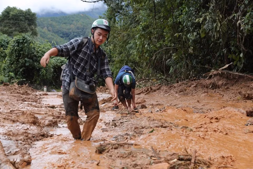 Phóng viên Duy Anh phải rất khó khăn để tiếp cận hiện trường vụ sạt lở ở Đoàn 337 xã Hướng Phùng, huyện Hướng Hóa, tỉnh Quảng Trị. Anh và cả nhóm phóng viên lựa chọn phương án đi bộ qua các ngọn đồi để vào bên trong, sợ nhất các con suối liên tục có lũ quét từ thượng nguồn tràn về.