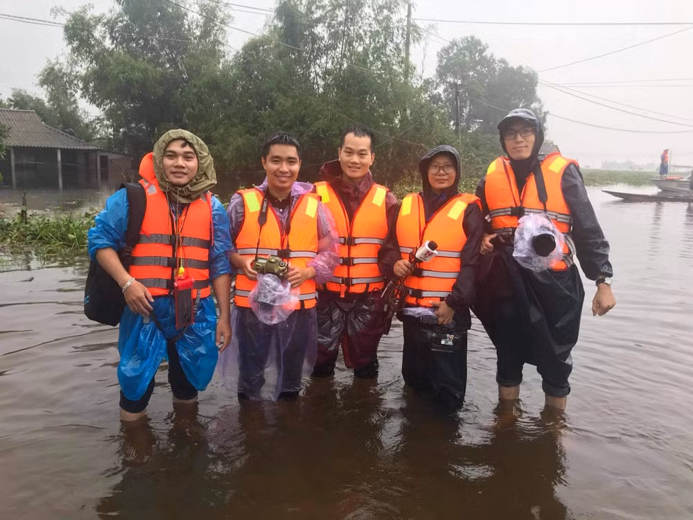 Nhóm phóng viên tác nghiệp ở vùng rốn lũ huyện Hải Lăng, tỉnh Quảng Trị trong đợt lũ 20/10 vừa qua. Từ trái sang phải lần lượt là phóng viên Báo Dân Việt, Lao Động, Dân Trí, TTXVN, Báo Quảng Trị, dù mệt mỏi nhưng tất cả vẫn luôn đoàn kết, chia sẻ những khó khăn trong suốt qua trình tác nghiệp.