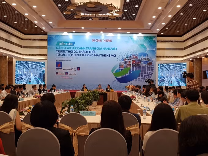Toàn cảnh Diễn đàn Nâng cao sức cạnh tranh của hàng Việt trước thời cơ, thách thức từ các Hiệp định thương mại thế hệ mới sáng nay (29/10).