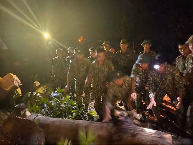 lực lượng chức năng mở đường