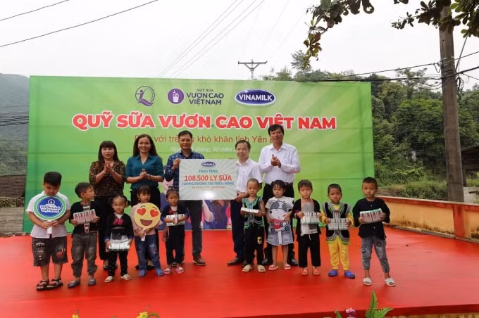 Năm 2020, Vinamilk và Quỹ sữa Vươn cao Việt Nam trao tặng 108.500 ly sữa, tương đương khoảng 780 triệu đồng cho 1.200 trẻ em có hoàn cảnh khó khăn tại tỉnh Yên Bái