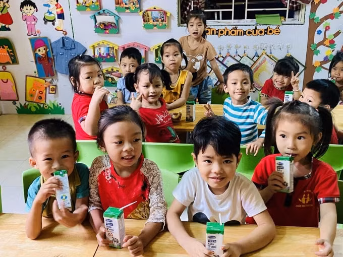 Những giờ uống sữa vui vẻ cùng chương trình Quỹ sữa Vươn cao Việt Nam của học sinh Trường mầm non xã Châu Quế Thượng, tỉnh Yên Bái