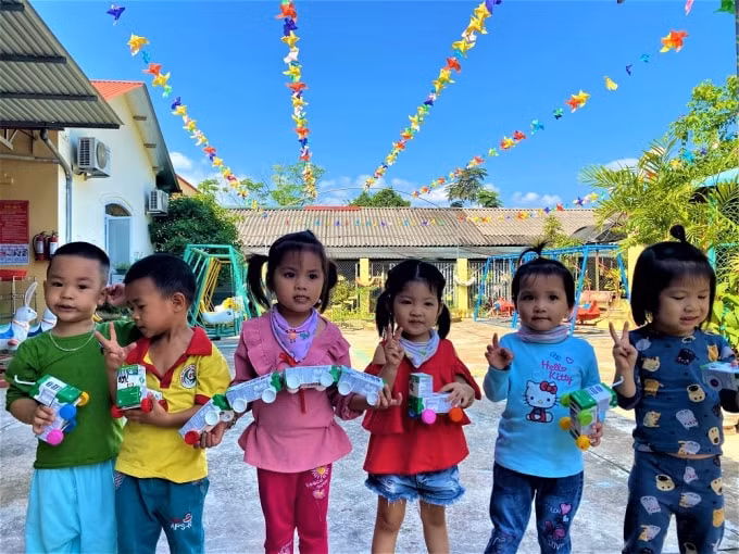 Những vỏ hộp sữa từ chương trình sau khi uống, được các cô giáo tái chế để làm những đồ dùng, đồ chơi dễ thương cho các em