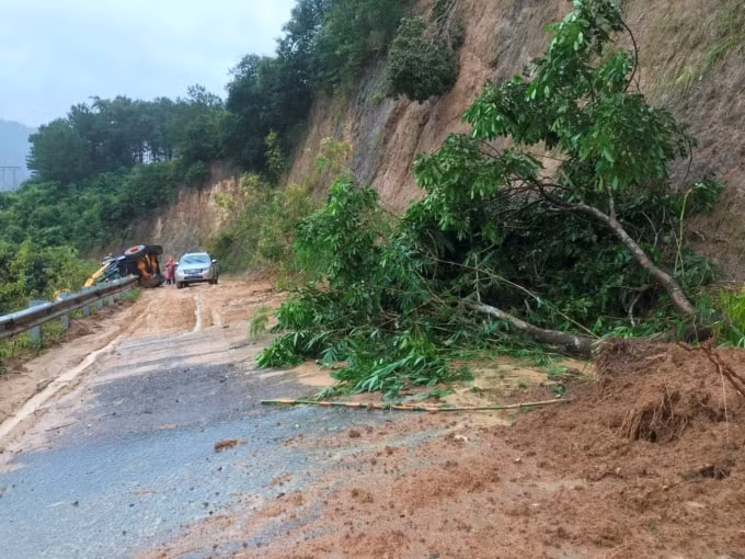 Do ảnh hưởng của bão số 9, các tỉnh miền Trung, Tây Nguyên có mưa vừa đến mưa to kéo dài khiến nhiều tuyến quốc lộ ngập nước, xuất hiện các điểm sạt lở nghiêm trọng. Ảnh: TL