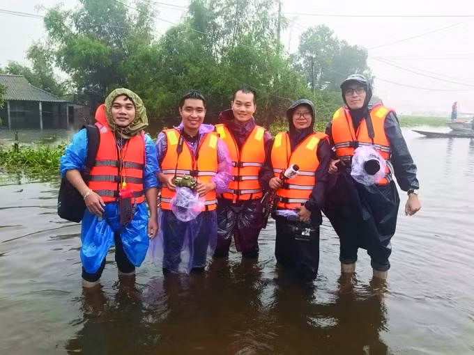 Phóng viên tác nghiệp trên mọi mặt trận, không ngại gian khó để đem đến những thông tin thiết thực cho độc giả. Ảnh: T.L.