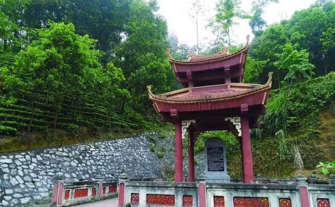 Bia ghi dấu nơi tổ chức Đại hội thi đua lần thứ nhất xóm Khuân Lân.