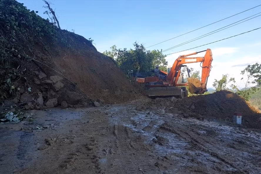 Đường đi lên huyện vùng cao Nam Trà My bị chia cắt. Điểm tắc đường tại Trà Tân. Ảnh: laodong.vn