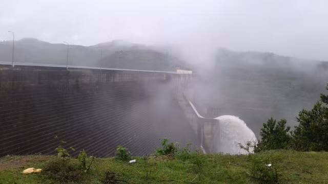 Đường vào khu vực Trà Vân đi ngang thuỷ điện Sông Tranh 2.