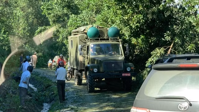 Xe quân đội đang tiến vào hiện trường sạt lở ở xã Trà Leng để cứu hộ nạn nhân. Ảnh: dantri.vn