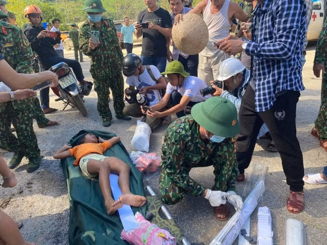 Một số nạn nhân được cứu sống là trẻ em đang được lực lượng chức năng sơ cứu rồi sau đó chuyển về Bệnh viện huyện Bắc Trà My. Ảnh: nld.vn