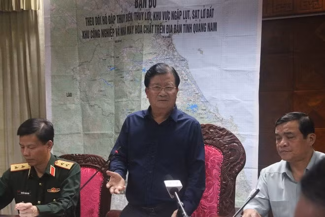 Phó Thủ tướng Trịnh Đình Dũng quyết định thành lập Sở Chỉ huy tiền phương để triển khai cứu hộ nạn nhân vụ sạt lở đất ở Trà Leng-Trà Vân, Nam Trà My, ngay trong khuya ngày 28/10. Ảnh: tienphong.vn