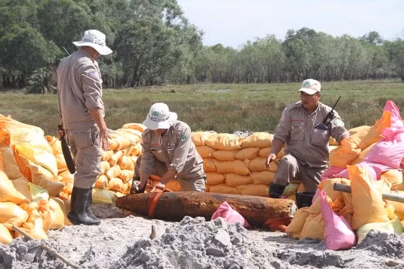 Quả bom MK82 người dân phát hiện được hủy nổ an toàn. Ảnh: Ảnh: sggp.vn