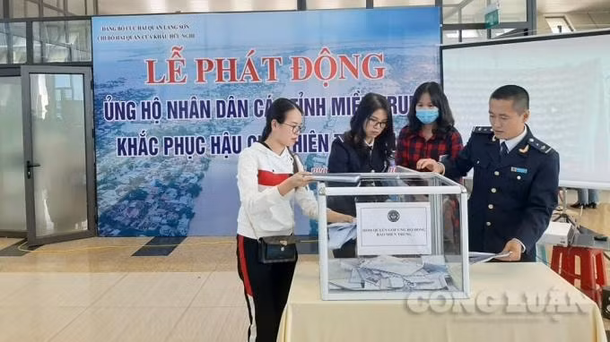 Nhiều cán bộ, nhân viên Chi cục Hải quan cửa khẩu Hữu Nghị đã chung tay ủng hộ đồng bào miền Trung.