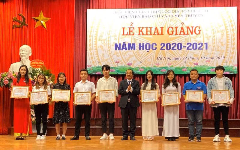 Phó Bí thư Đảng ủy, Quyền Giám đốc Học viện, PGS, TS Lưu Văn An trao thưởng cho đại diện sinh viên các lớp có thành tích tiêu biểu năm học 2019-2020. Ảnh: Báo Nhân Dân