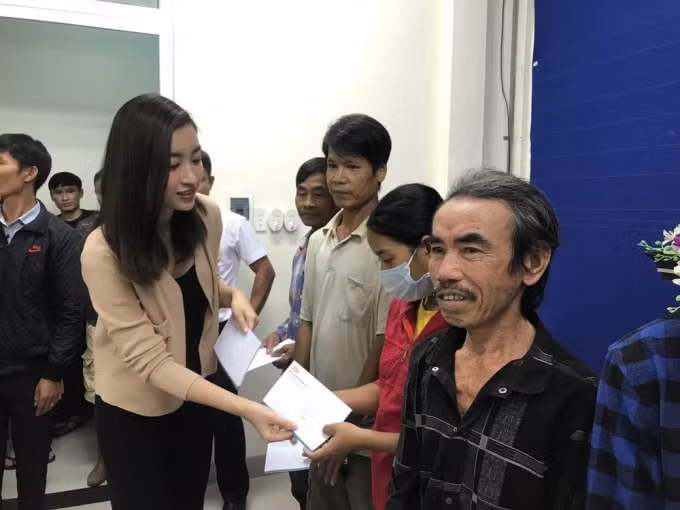 Hoa hậu Đỗ Mỹ Linh đại diện các mạnh thường quân trao tận tay số tiền cứu trợ (Ảnh: NVCC).