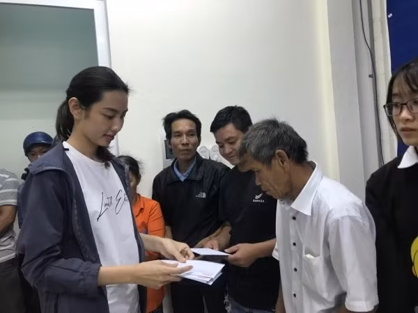 Người đẹp nhân ái Thùy Tiên không ngại đường xá hiểm trở đến với bà con vùng lũ (Ảnh: NVCC).