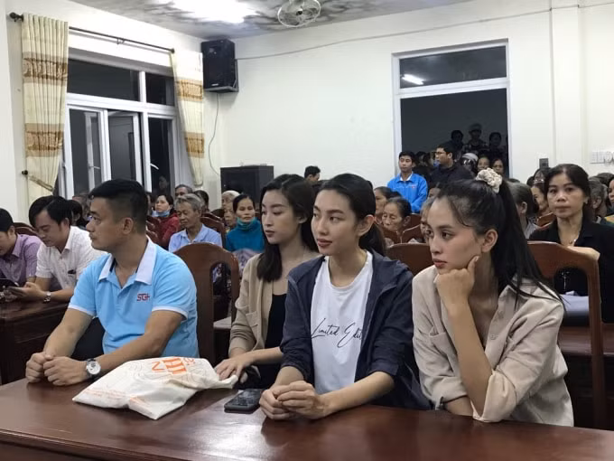 Các người đẹp nhanh chóng lên đường đến Huế để giúp đỡ bà con (Ảnh: NVCC).