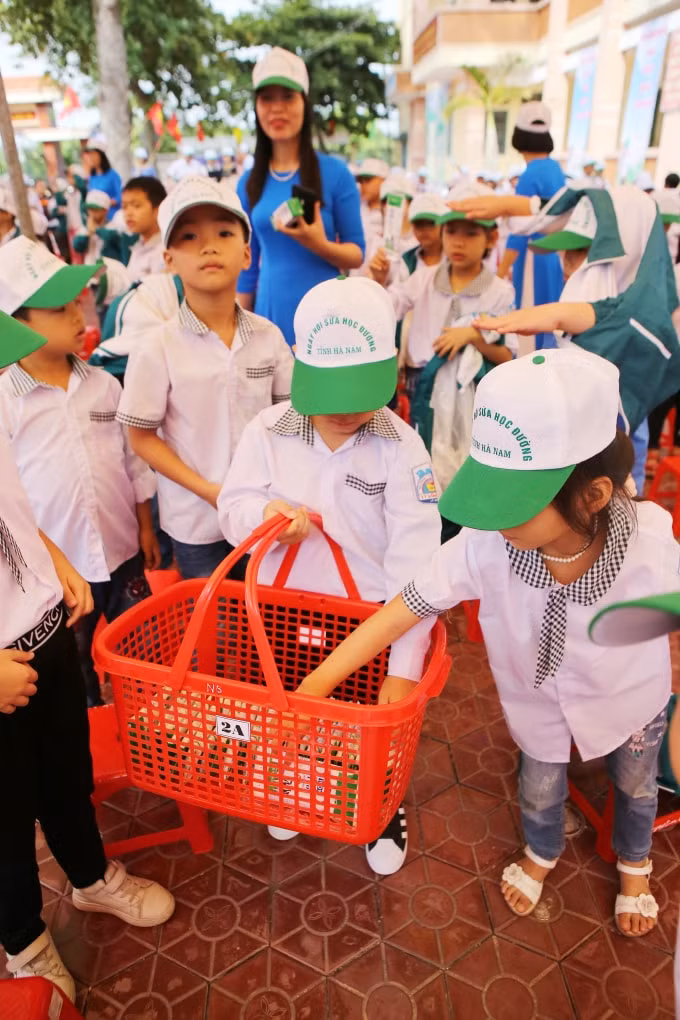 Các em học sinh tự giác gấp và thu dọn vỏ hộp sữa sau khi sử dụng xong, góp phần giữ vệ sinh cho môi trường trường học.