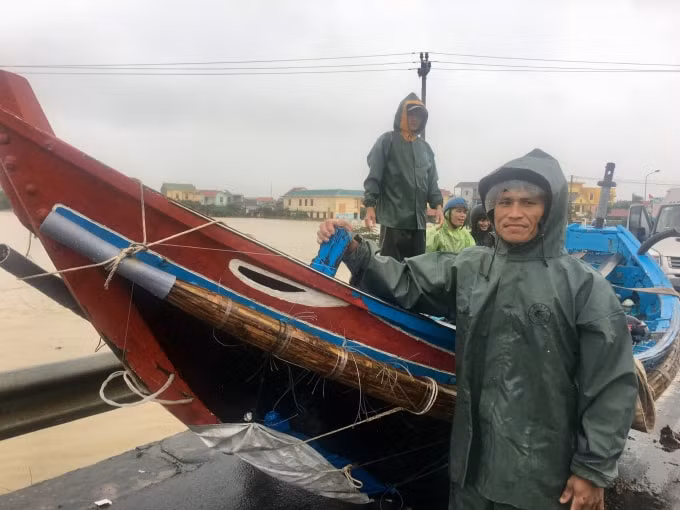Ngư dân Quảng Bình đưa tàu lên bờ tìm cứu nông dân - Ảnh: Danviet