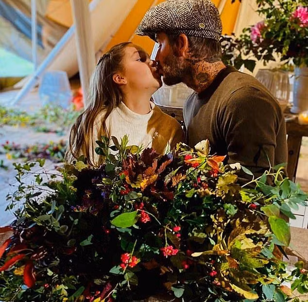 Cựu ngôi sao Beckham thể hiện tình cảm với cô con gái Harper 9 tuổi. Ảnh: instagram.