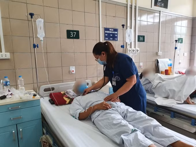 Một trường hợp bệnh nhân uống nhầm thuốc diệt chuột được điều trị tại bệnh viện Bạch Mai (ảnh TL).