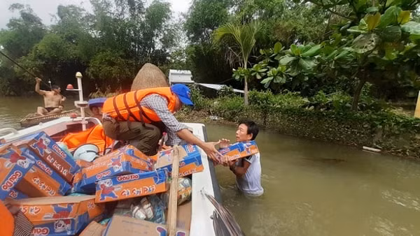 Thủ tướng yêu cầu giám sát chặt chẽ việc quyên góp hỗ trợ vùng lũ, xử lý nghiêm hành vi trục lợi. Ảnh: TTO