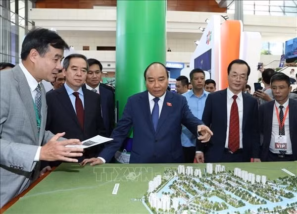 Thủ tướng Nguyễn Xuân Phúc, Chủ tịch ASEAN 2020 thăm khu trưng bày tại diễn đàn. Ảnh: TTXVN
