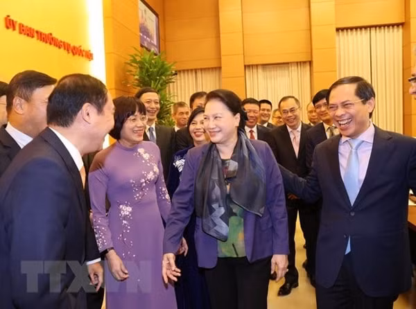 Chủ tịch Quốc hội Nguyễn Thị Kim Ngân với các Đại sứ. Ảnh: TTXVN