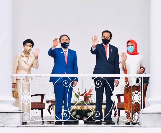 Thủ tướng Nhật Bản Yoshihide Suga cùng phu nhân Mariko và Tổng thống Indonesia Joko ‘Jokowi’ Widodo cùng phu nhân Iriana vẫy tay chào trong chuyến thăm tại Phủ Tổng thống Indonesia ở Bogor, Indonesia, hôm thứ Ba. Ảnh: LAILY RACHEV / INDONESIA'S PRESIDENTIAL PALACE / VIA REUTERS