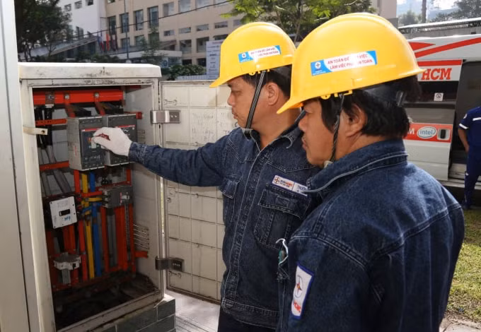Công nhân trực vận hành của EVNHCMC đang kiểm tra hệ thống điện cung cấp cho điểm cầu TPHCM kỳ họp thứ 10 Quốc hội khóa XIV.