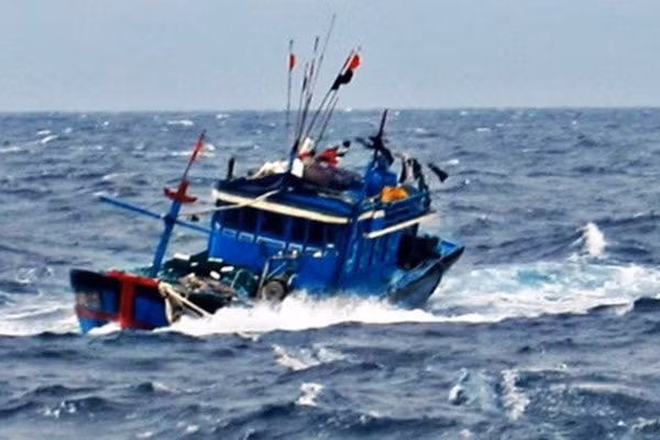 4 ngư dân thoát nạn sau vụ chìm tàu cá trên biển Đông. Ảnh: tienphong.vn