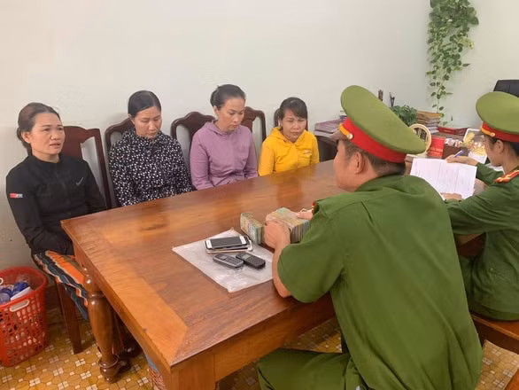 Hình ảnh 4 đối tượng nữ giới bị khởi tố tại cơ quan công an. Ảnh: tuoitre.vn